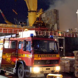 Die Feuerwehr war stundenlang damit beschäftigt, Das Feuer auf dem Frachter zu löschen.