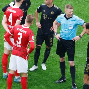 Schiedsrichter Christian Dingert im Gespräch mit den Spielern vom Fc Bayern München und Sc Freiburg nach Wechsel Fehler