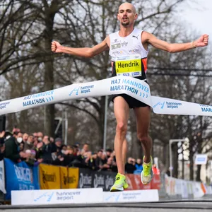 Hendrik Pfeiffer überquert die Ziellinie beim Marathon in Hannover