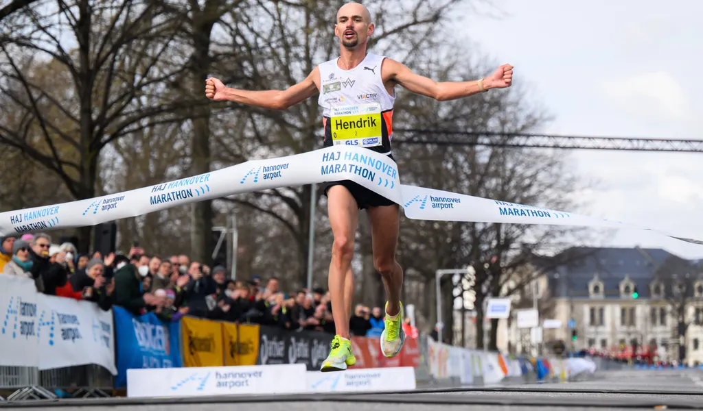 Hendrik Pfeiffer überquert die Ziellinie beim Marathon in Hannover