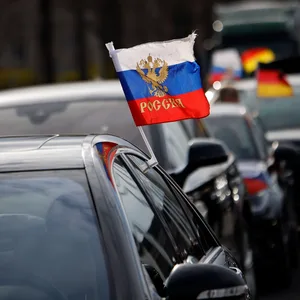 Ein pro-russischer Autokorso in Berlin hatte vor ein paar Tagen für Entsetzen gesorgt. Auch in Lübeck wurde am Wochenende demonstriert (Symbolbild).