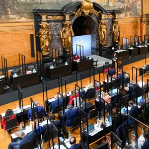 Blick in den Großen Festsaal im Rathaus während einer Sitzung der Hamburgischen Bürgerschaft.