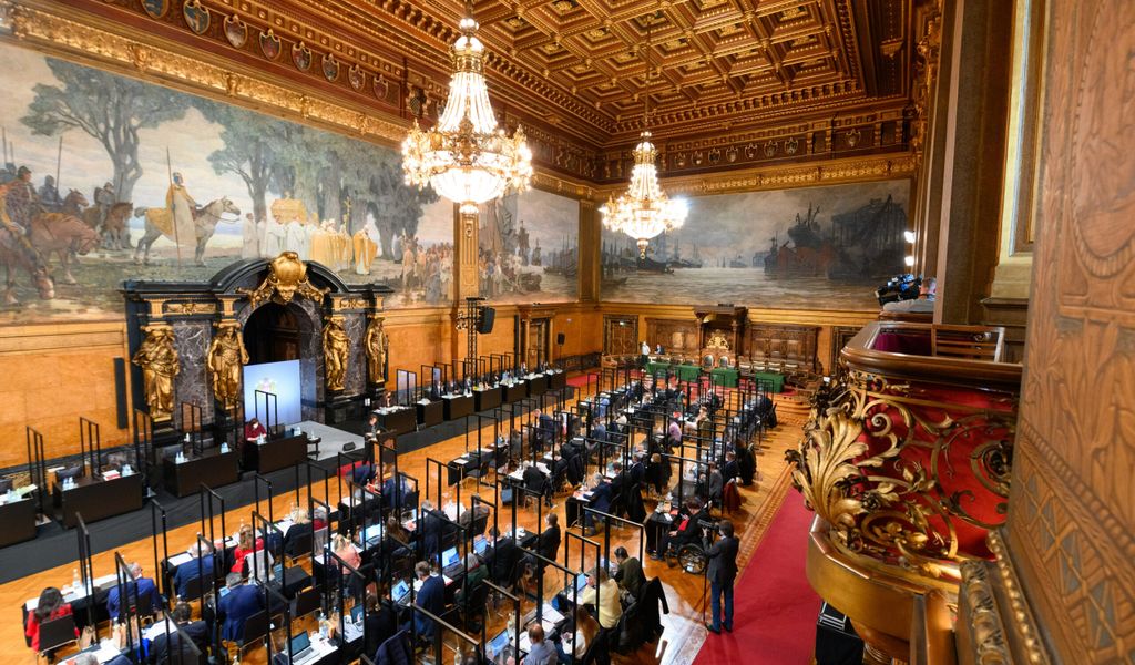 Blick in den Großen Festsaal im Rathaus während einer Sitzung der Hamburgischen Bürgerschaft.