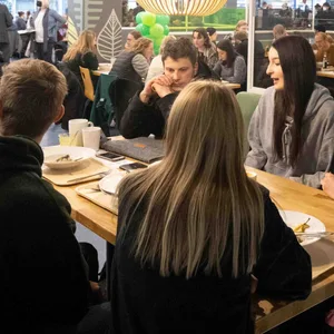 An der Uni Hamburg hat eine neue vegetarisch-vegane Mensa eröffnet.