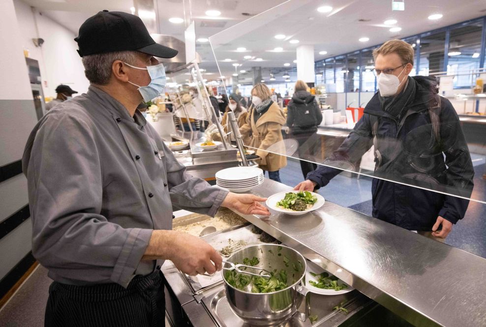 An der Uni Hamburg hat eine neue vegetarisch-vegane Mensa eröffnet.