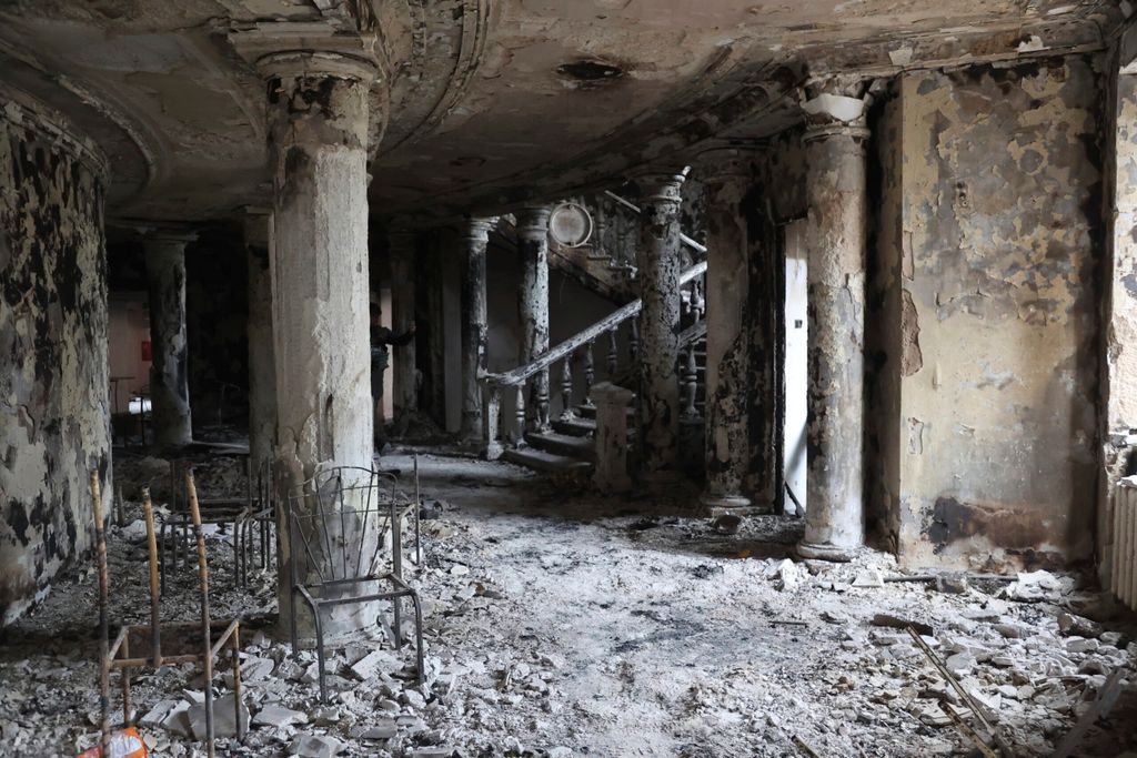 Das Innere des Theaters in Mariupol, das während der Kämpfe infolge der russischen Invasion in der Ukraine beschädigt wurde.
