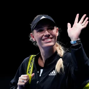 Caroline Wozniacki winkt vor dem Spiel gut gelaunt den Fans