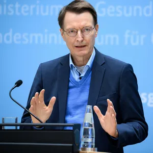 Karl Lauterbach (SPD), Bundesminister für Gesundheit, äußert sch bei einer Pressekonferenz im Bundesgesundheitsministerium