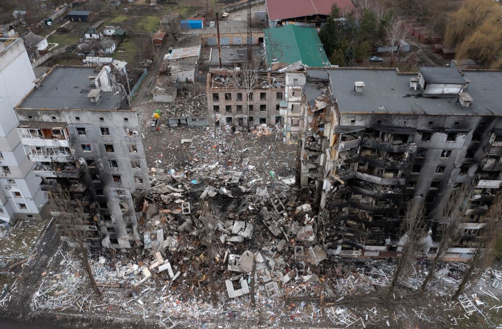 Blick auf ein durch russischen Beschuss schwer beschädigtes Wohnhaus in Borodjanka.