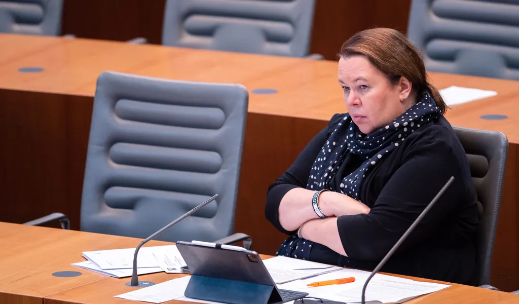 Ursula Heinen-Esser (CDU), Umweltministerin von Nordrhein-Westfalen, ist am Donnerstag zurückgetreten – ein Mallorca-Urlaub wurde ihr zum Verhängnis.
