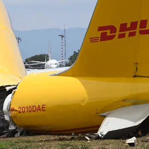 Ein Frachtflugzeug, das ins Trudeln geraten war, liegt auf der Landebahn des internationalen Flughafens Juan Santamaria.