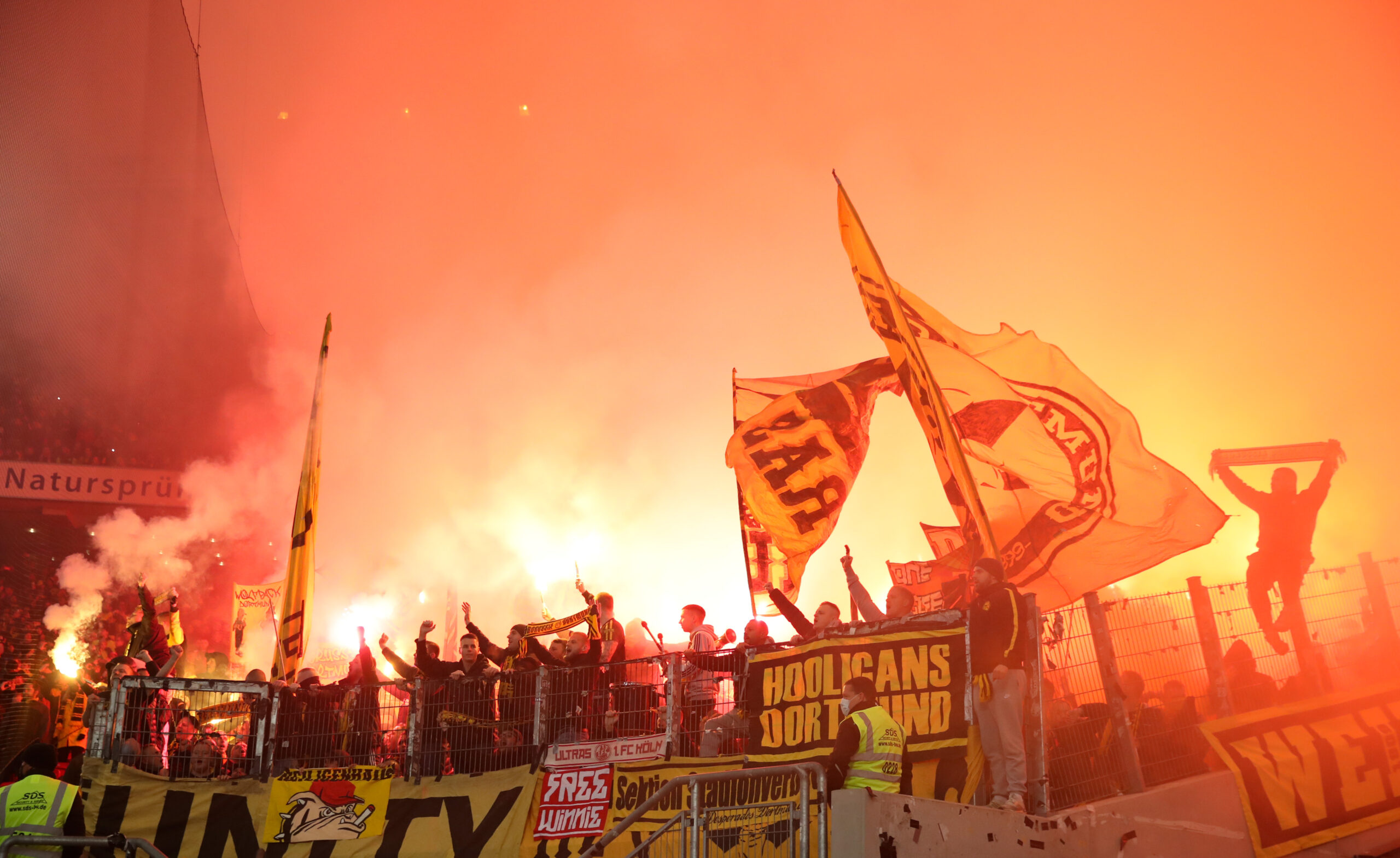 Dortmunder Fan zündeln mit Pyro-Technik beim Spiel gegen den VfB Stuttgart