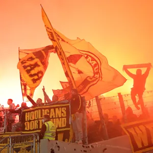 Dortmunder Fan zündeln mit Pyro-Technik beim Spiel gegen den VfB Stuttgart