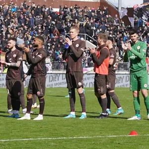 St. Pauli-Profis applaudieren nach dem Spiel gegen Werder Bremen