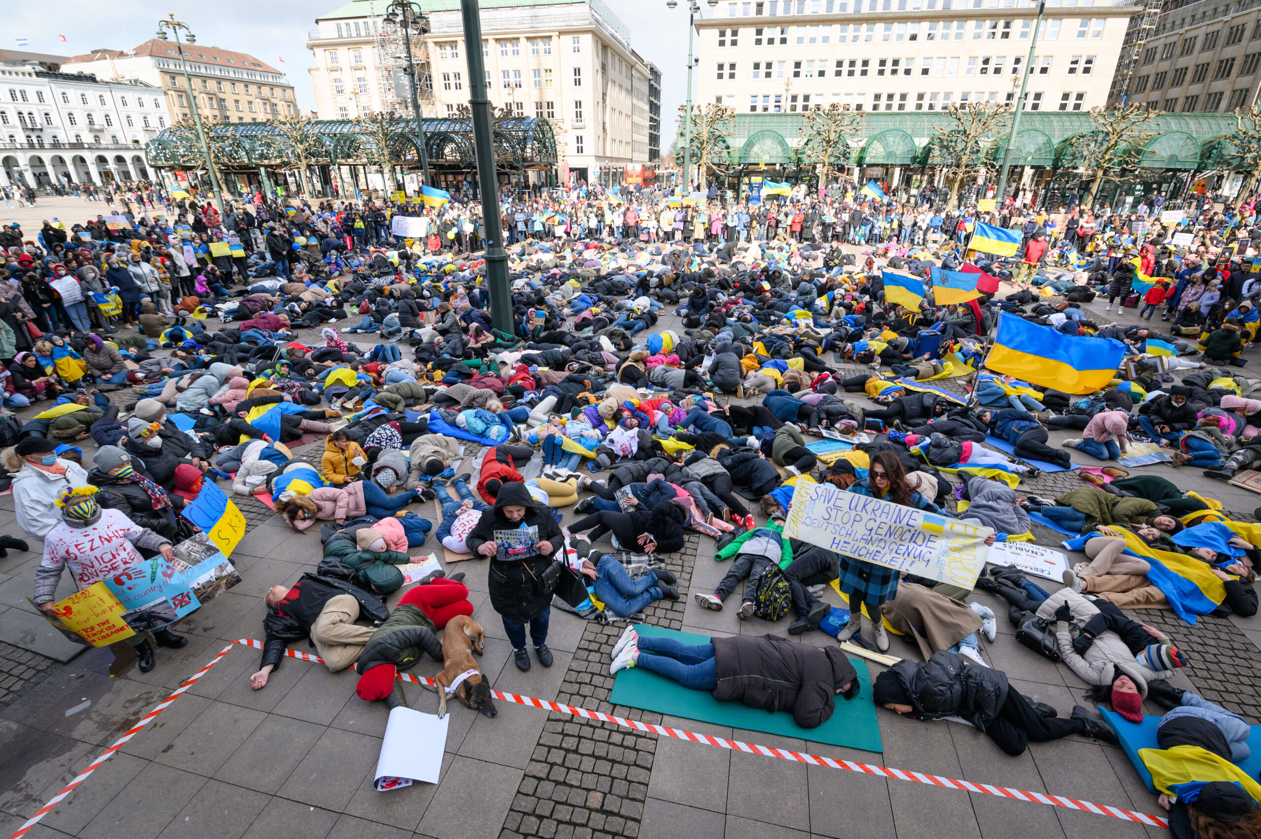 Ukraine-Krieg: Demonstranten vor dem Hamburger Rathaus