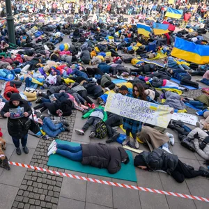 Ukraine-Krieg: Demonstranten vor dem Hamburger Rathaus