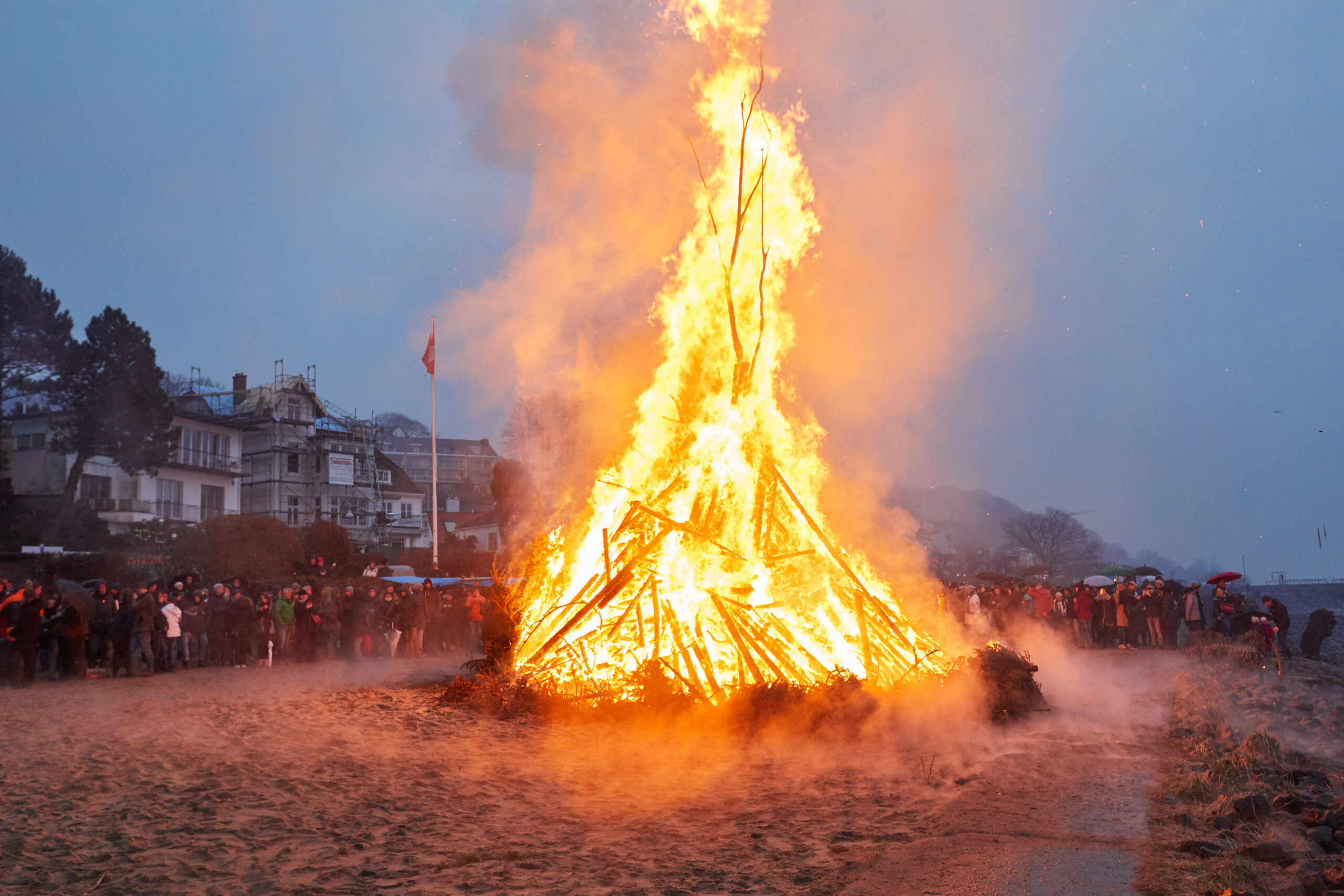 Ein Osterfeuer brennt am Elbstrand in Blankenese. Auch in diesem Jahr brennt dort das wohl stadtbekannteste Osterfeuer. (Archivbild)