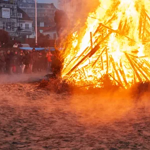 Ein Osterfeuer brennt am Elbstrand in Blankenese. Auch in diesem Jahr brennt dort das wohl stadtbekannteste Osterfeuer. (Archivbild)