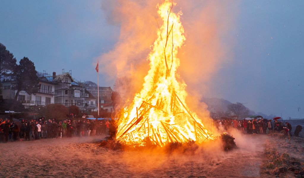 Ein Osterfeuer brennt am Elbstrand in Blankenese. Auch in diesem Jahr brennt dort das wohl stadtbekannteste Osterfeuer. (Archivbild)