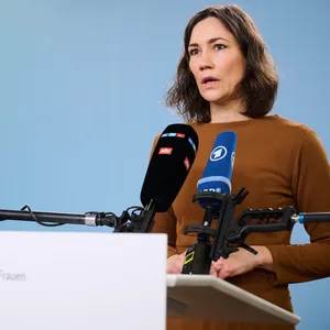 Spiegel zerbricht am Druck.