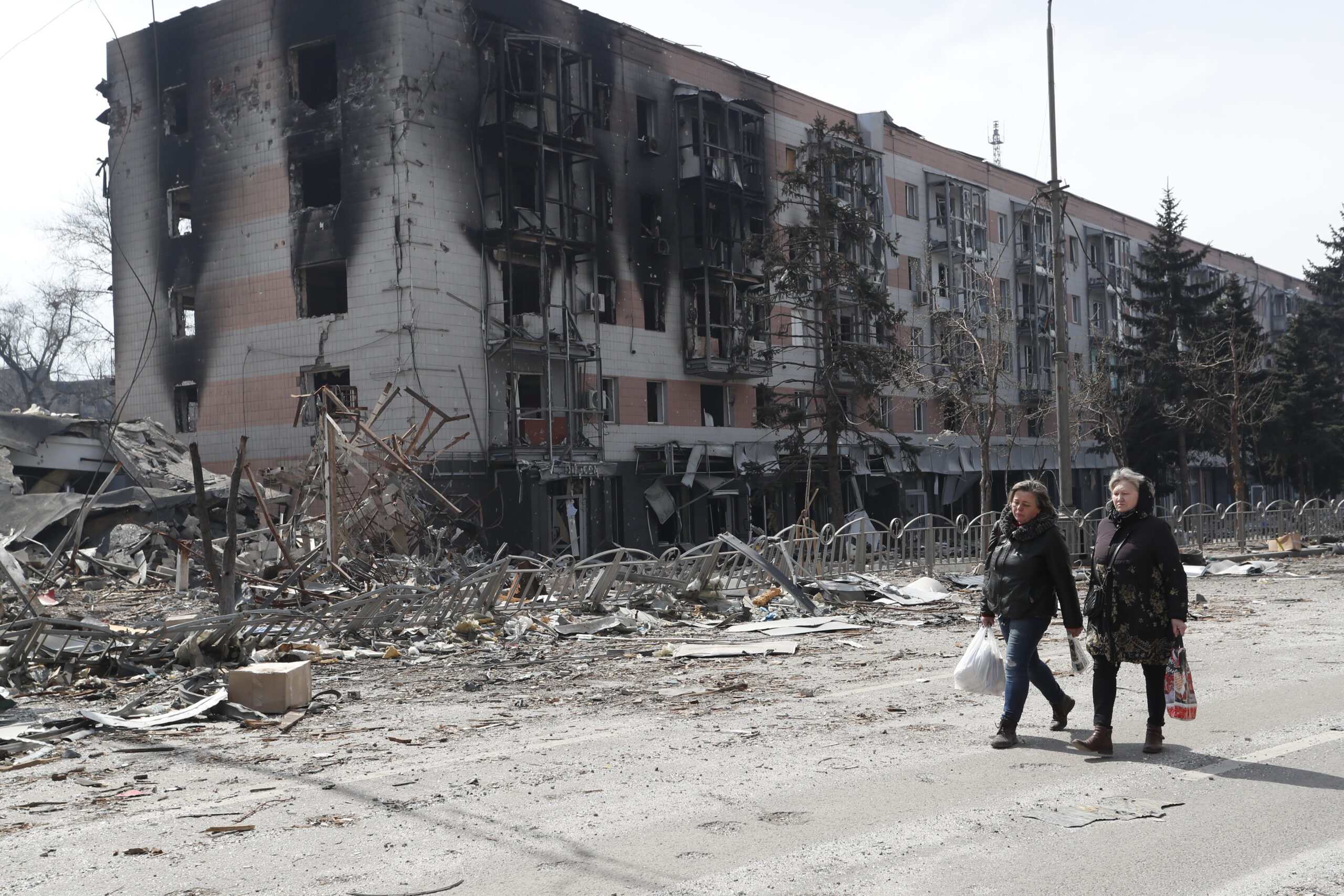 Bewohner von Mariupol laufen an zerstörten Gebäuden vorbei – in der Nacht soll es erneut Luftangriffe gegeben haben.