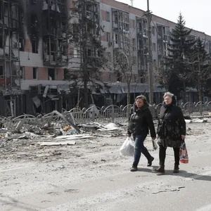 Bewohner von Mariupol laufen an zerstörten Gebäuden vorbei – in der Nacht soll es erneut Luftangriffe gegeben haben.