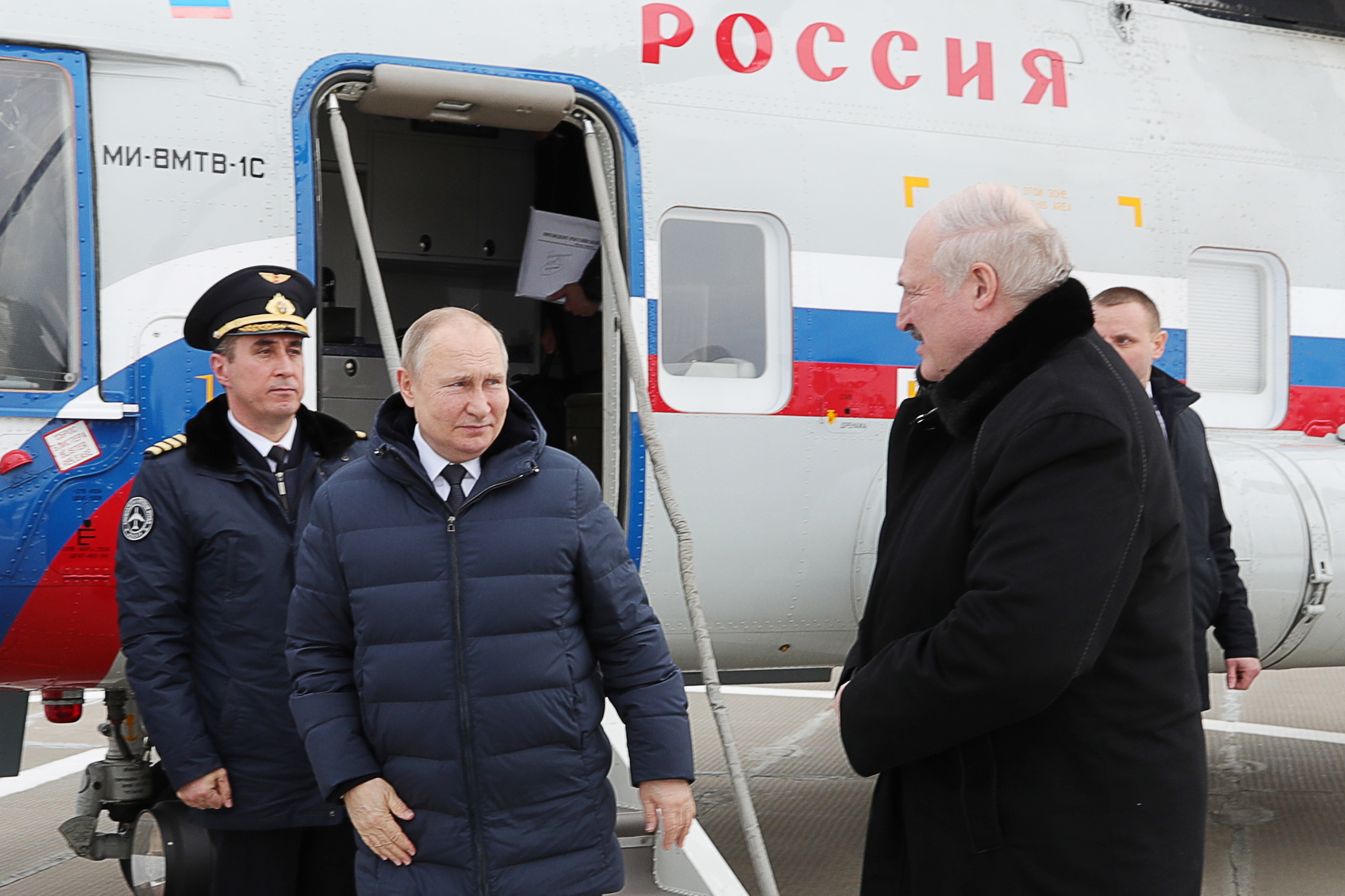 Putin steht vor einem Flugzeug des russischen Militärs, neben ihm Lukaschenko