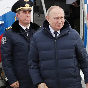 Putin steht vor einem Flugzeug des russischen Militärs, neben ihm Lukaschenko
