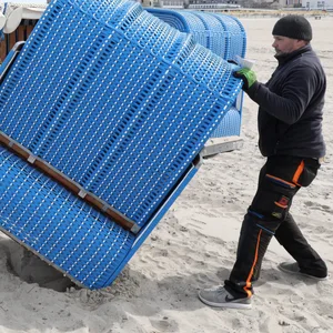 Am Ostseestrand werden die ersten Strandkörbe in der Strandoase Treichel aufgestellt.