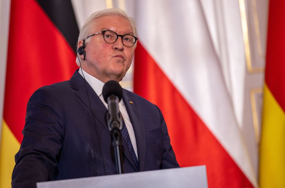 Bundespräsident Frank-Walter Steinmeier beantwortet bei einer Pressekonferenz mit dem polnischen Präsidenten die Fragen von Medienvertretern.