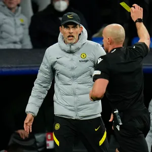Schiedsrichter zeigt Thomas Tuchel die gelbe Karte