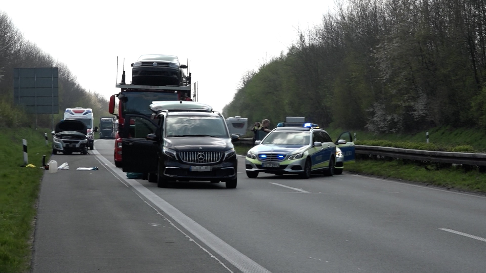 Die A33 Bielefeld-Diepholz ist nach einem tödlichen Unfall gesperrt. Ein Autofahrer war mit seinem Wagen verunglückt und ist danach von einem Lastwagen überfahren worden.