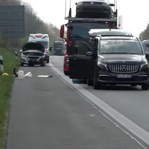 Die A33 Bielefeld-Diepholz ist nach einem tödlichen Unfall gesperrt. Ein Autofahrer war mit seinem Wagen verunglückt und ist danach von einem Lastwagen überfahren worden.