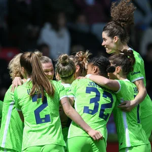 Die Spielerinnen des VfL Wolfsburg feiern zusammen