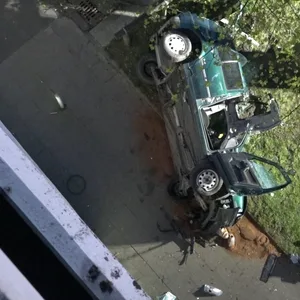 Zwei junge Männer sind am Ostersonntag in Essen mit einem Auto aus der obersten Etage eines Parkhauses gestürzt und ums Leben gekommen.