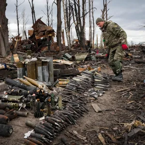 Ein Mitarbeiter des ukrainischen Innenministeriums sammelt in Hostomel nicht explodierte Granaten und weitere Sprengkörper zusammen.