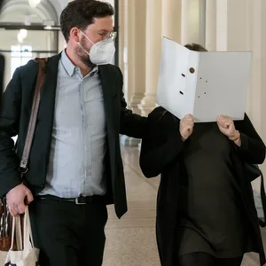 Die Angeklagte mit ihrem Anwalt auf dem Weg in den Gerichtssaal. Der 31-jährigen wird neben Beihilfe zum Drogenhandel auch Verletzung des Dienstgeheimnisses vorgeworfen.
