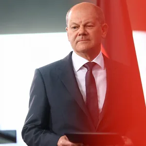 Scholz geht mit einem Umschlag in der Hand zu einem Pressestatement