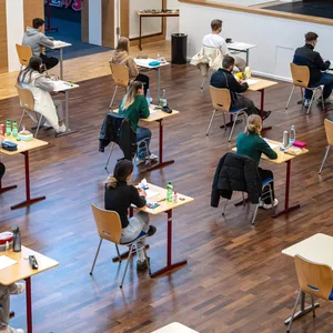 Am Mittwoch beginnen die schriftlichen Abiturprüfungen für rund 9400 Schüler:innen in Hamburg.
