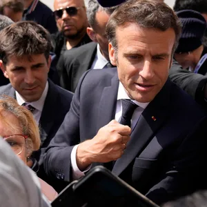 Macron trifft während eines Wahlkampfbesuchs in Saint-Denis, einem nördlichen Vorort der Hauptstadt, auf einige Anwohner.