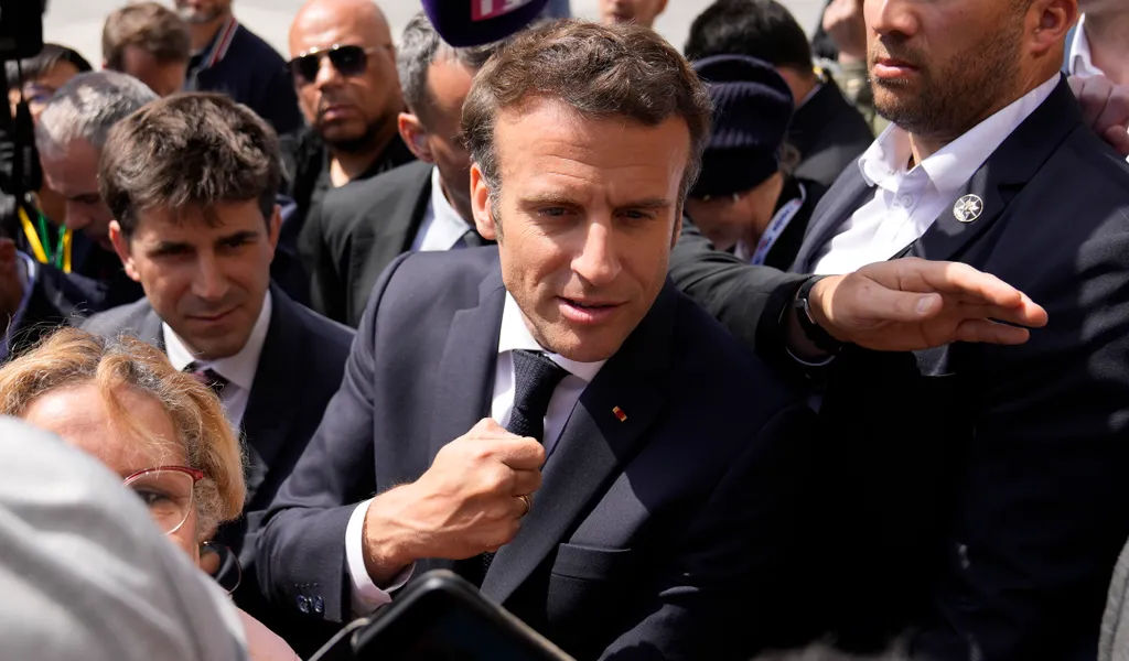 Macron trifft während eines Wahlkampfbesuchs in Saint-Denis, einem nördlichen Vorort der Hauptstadt, auf einige Anwohner.
