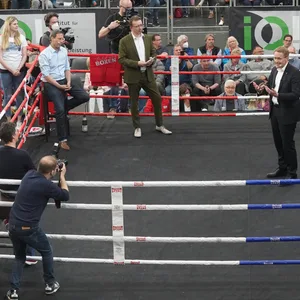 Regierungschef Günther (M. im Ring), Sozialdemokrat Losse-Müller (l. hinten), die Grüne Heinold (l. vorne) und FDP-Mann Buchholz (r. vorne) beim „Politboxen".