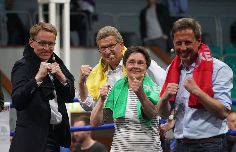 Daniel Günther (v.l.), Bernd Buchholz, Monika Heinold und Thomas Losse-Müller gemeinsam im Boxring.