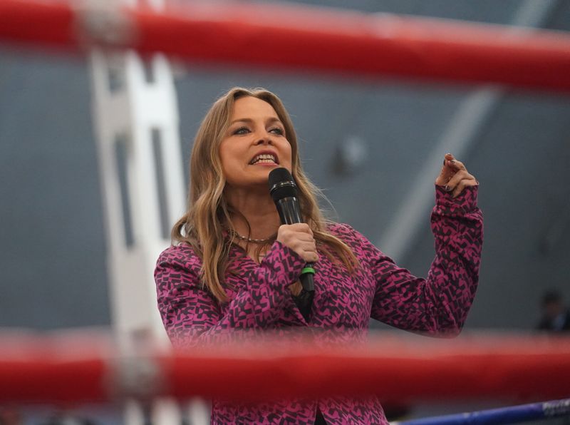 Regina Halmich, ehemalige Profiboxerin und mehrfache Weltmeisterin, steht im Boxring in der Nordmarkhalle.