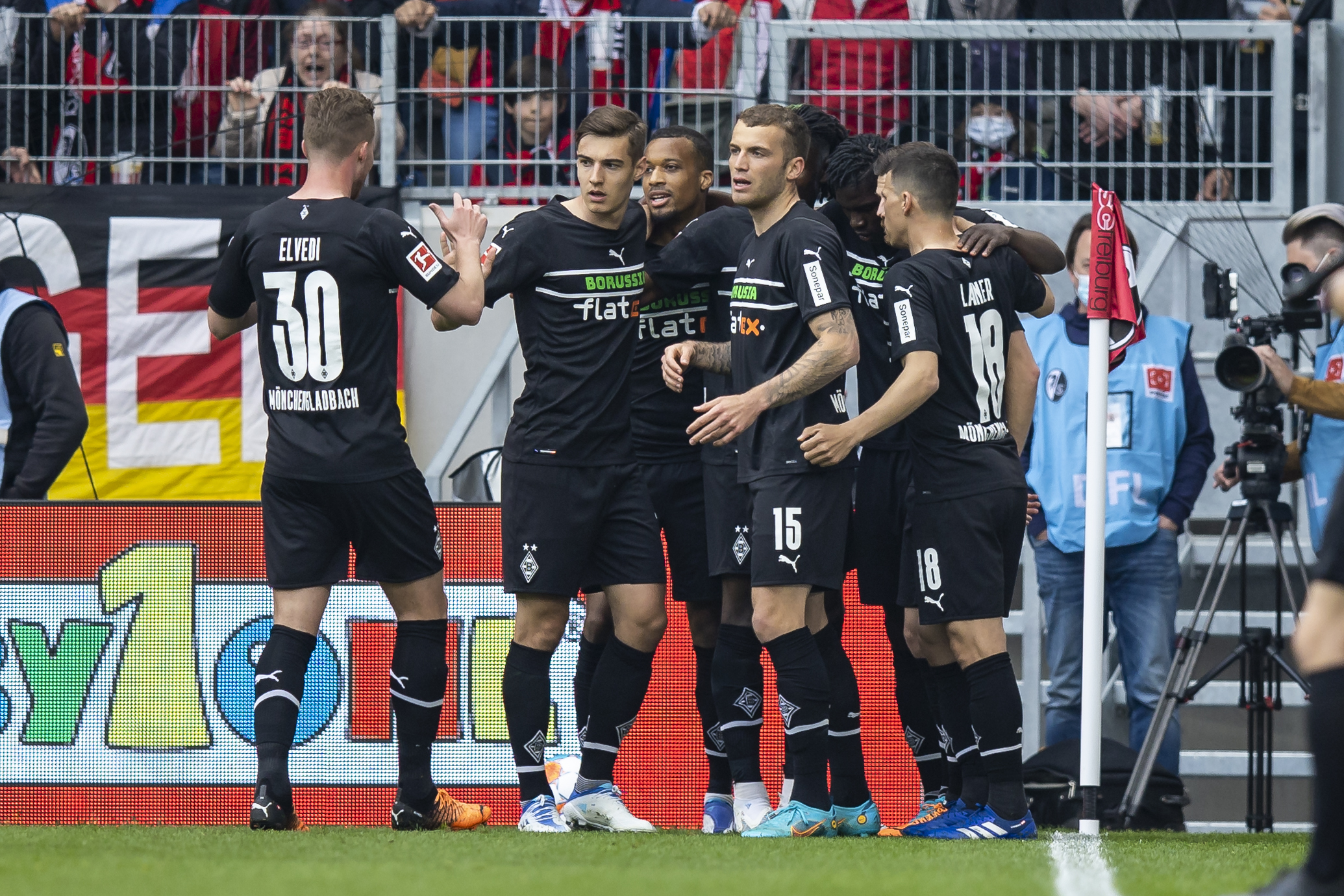 Die Spieler von Borussia Mönchengladbach beim Jubel an der Eckfahne