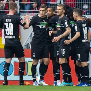 Die Spieler von Borussia Mönchengladbach beim Jubel an der Eckfahne