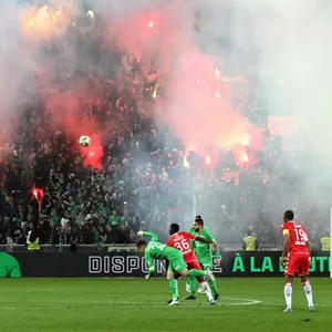 Ordentlich Rauch, aber immerhin noch auf der Tribüne. Später qualmte es auch auf dem Platz beim Spiel zwischen St. Etienne und Monaco.
