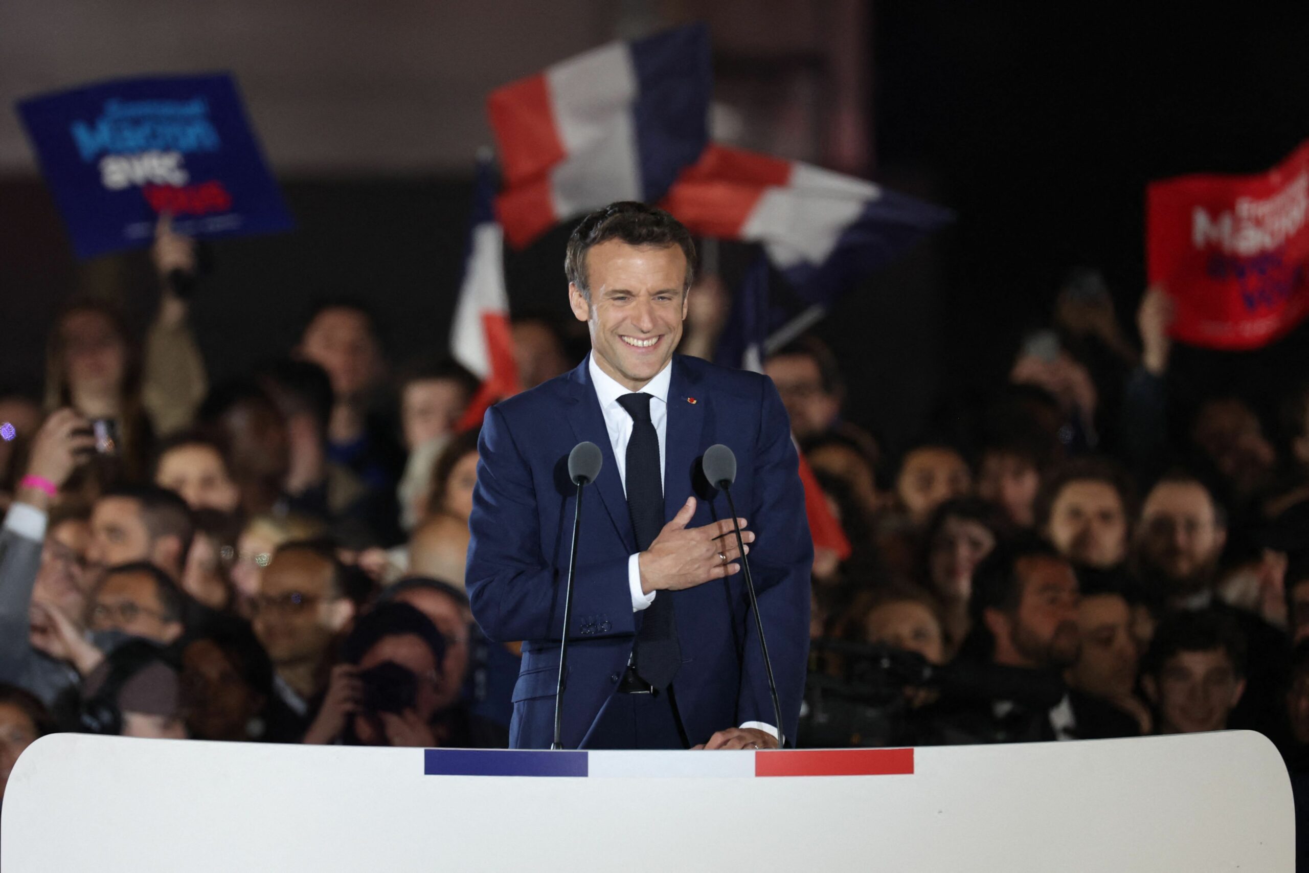 Emmanuel Macron, Präsident von Frankreich, feiert mit seinen Anhängern auf dem Champ de Mars.