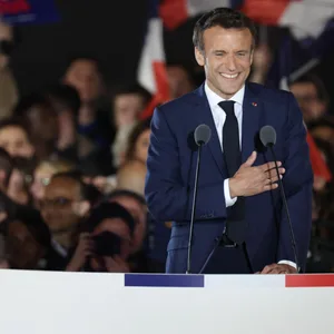 Emmanuel Macron, Präsident von Frankreich, feiert mit seinen Anhängern auf dem Champ de Mars.