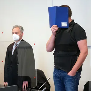 Der Angeklagte (r.) wurde wegen Beihilfe zum Kokain-Schmuggel am Montag zu sechs Jahren Haft verurteilt.